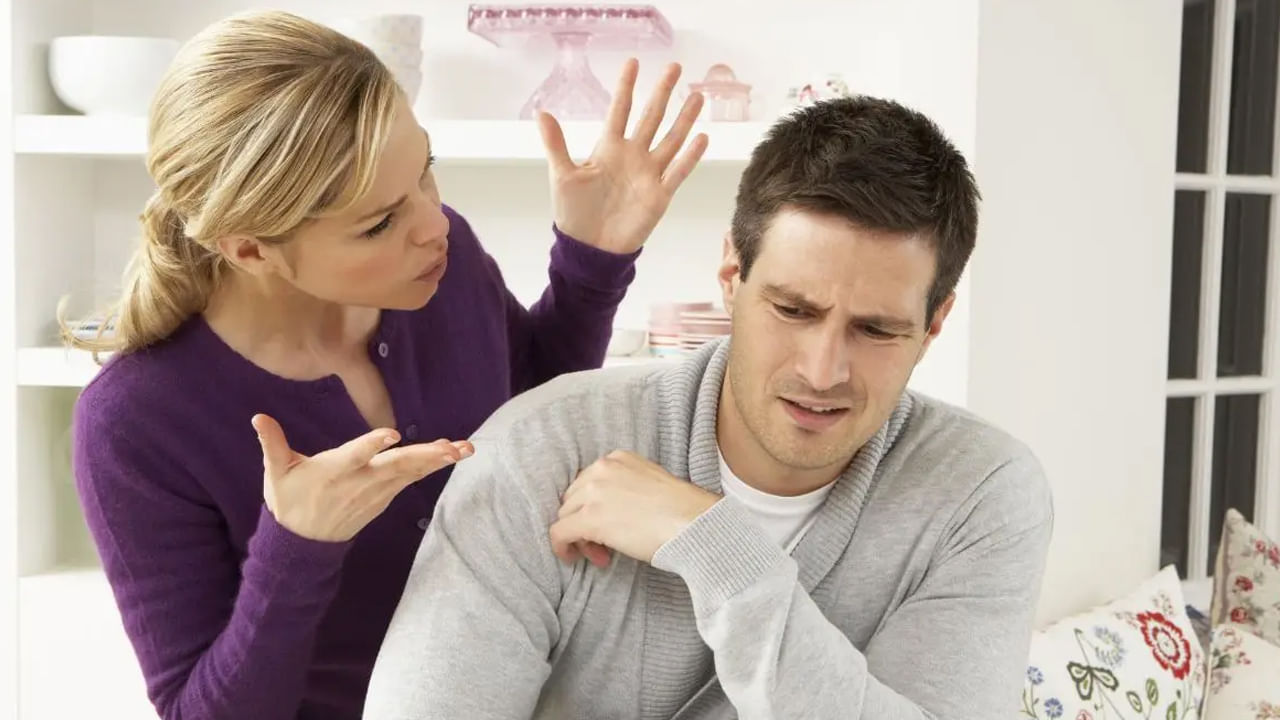 మీరు ఆమె శరీర నిర్మాణంపై వ్యాఖ్యానించినప్పుడు, భార్య ఆత్మవిశ్వాసం కోల్పోతుంది. అలాగే ఆమె మీకు దూరంగా ఉన్నట్లు అనిపిస్తుంది. అందుకే పొరపాటున కూడా మీ భార్యతో ఇలాంటి చెప్పవద్దని నిపుణులు సూచిస్తున్నారు.