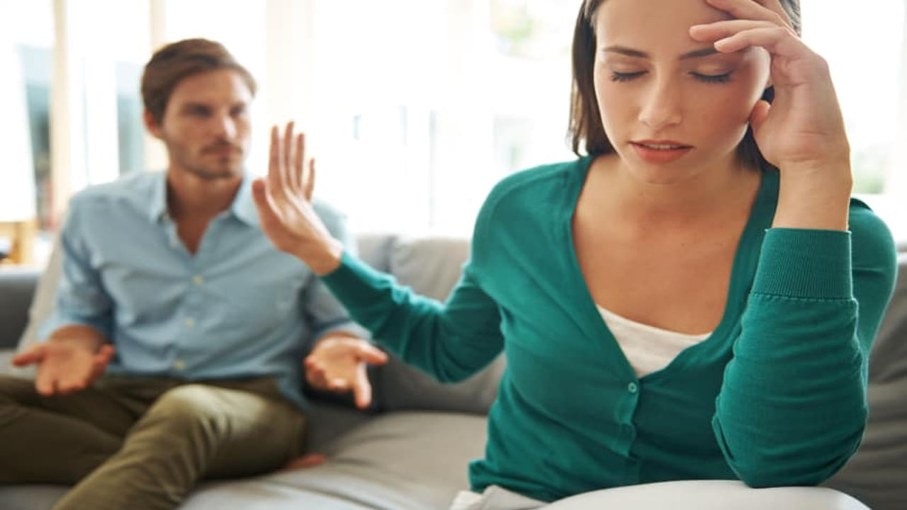 బంధువు పేరు తీసుకుని అవహేళన చేయడం: పొరపాటున కూడా మీ భార్యను ఆమె కుటుంబంతో లేదా బంధువులతో పోల్చకండి. భర్తలు తమ భార్యలను తమ బంధువులతో పోల్చడం ద్వారా ఆమె వారిలాగే ఉందని చాలా మంది భర్తలు చెబుతుంటారు. ఇలాంటి పొలిక పెద్ద సమస్యగా మారే ప్రమాదం ఉంది. మీ భార్య కుటుంబంలో ఎవరైనా మీ వైఖరి సరైనది కాదని మీరు భావించినట్లయితే, మీరు దానిని మీ భార్యపై రుద్దడం సరైంది కాదని గుర్తించుకోండి. ఇది సంబంధాలను కూడా విచ్ఛిన్నం చేస్తుంది.