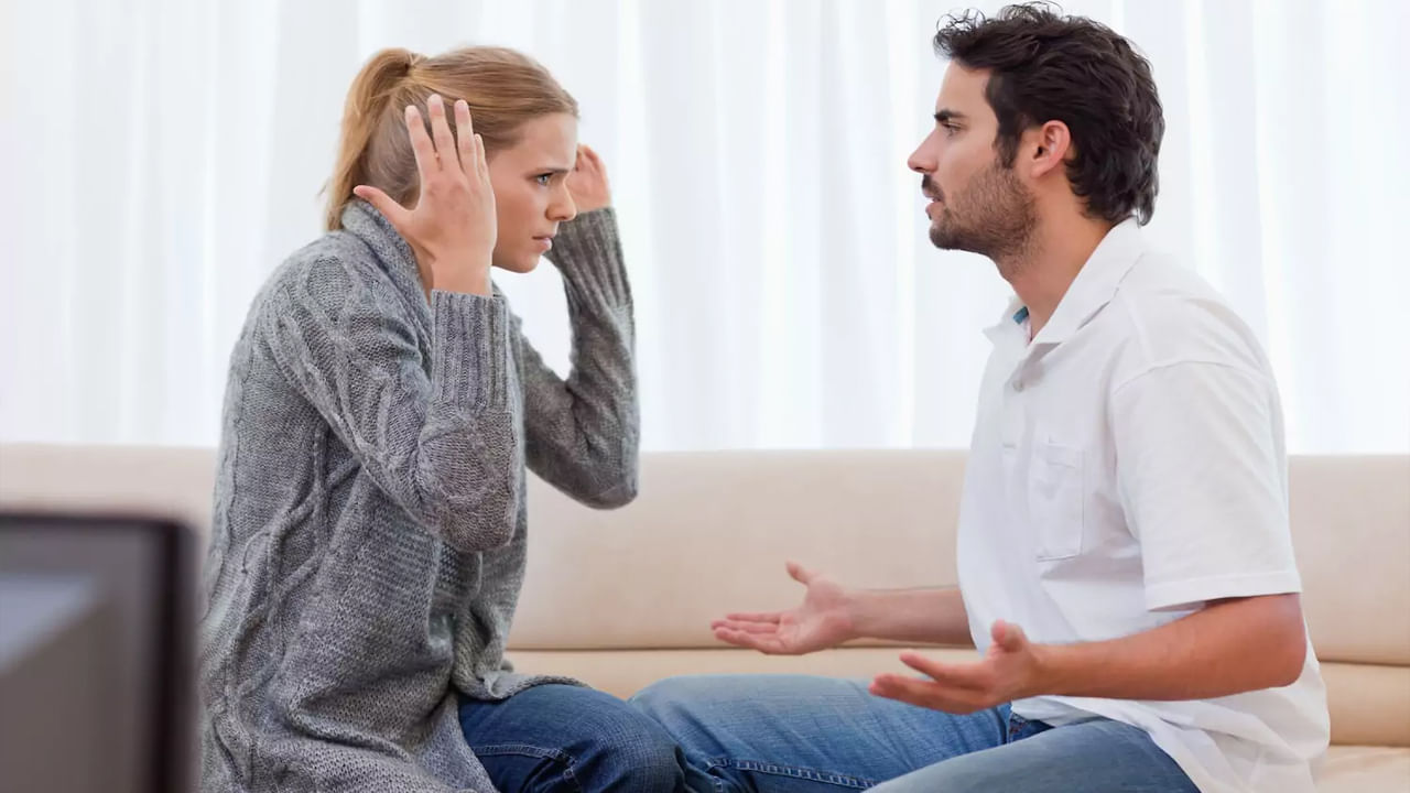 తల్లితో పోలిస్తే: దాదాపు ప్రతి భర్త తెలిసి లేదా తెలియక తన భార్యను తన తల్లితో పోలుస్తారు. కానీ ఇలా పదే పదే పోల్చడం వల్ల మీ భార్య చికాకు, ఇబ్బంది, కోపం వస్తుంటుంది. ప్రతి విషయాలలో వారి తల్లి చెప్పినట్లు వినడం, ఇంటిని నడపడం, పిల్లలను పెంచడం లేదా ఆతిథ్యం ఇవ్వడం లాంటివి ఏ భార్యకు నచ్చదు. మీ తల్లి వ్యక్తిత్వం, పరిస్థితులు, అలవాట్లు, మీ భార్య వ్యక్తిత్వం, పరిస్థితులు, అలవాట్లు భిన్నంగా ఉంటాయి. అందుకే మీరు ఇద్దరు వేర్వేరు వ్యక్తులను ఒకరితో ఒకరు పోల్చకుండా జాగ్రత్త వహించాలి.