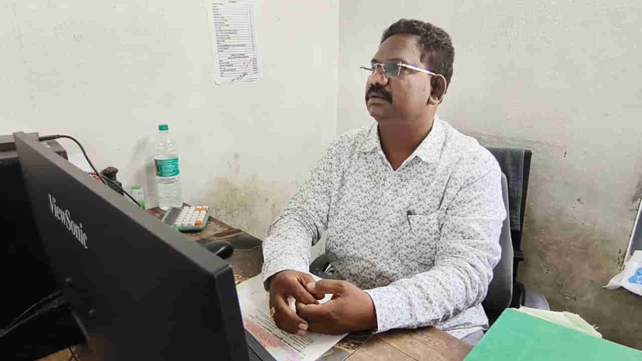 Andhra: సర్.! ఆఫీస్‌పై ఏసీబీ రైడ్స్ అంట.. ఫోన్ కాల్ రాగానే దడుసుకున్నాడు.. కట్ చేస్తే