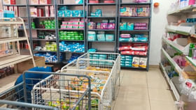 పేర్చిన వస్తువులు టకటకా పడిపోతున్నాయ్.! తొంగి చూస్తే హడల్