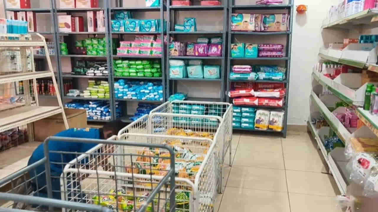 Andhra: పేర్చిన వస్తువులు టకటకా పడిపోతున్నాయ్.! తొంగి చూస్తే హడల్..