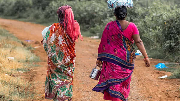 Hyderabad: కంగారుగా హాస్పిటల్కు పరుగులు పెట్టిన మహిళ.. వీధి చివరికి వెళ్లగా