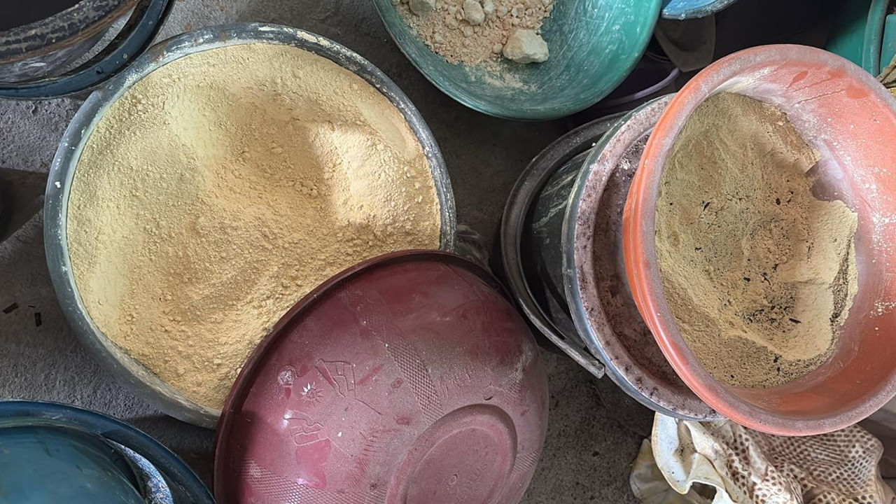 Viral: పైకి చూసి శెనగపిండి అనుకునేరు.. లోపలికి వెళ్లిన పోలీసులే కంగుతిన్నారు