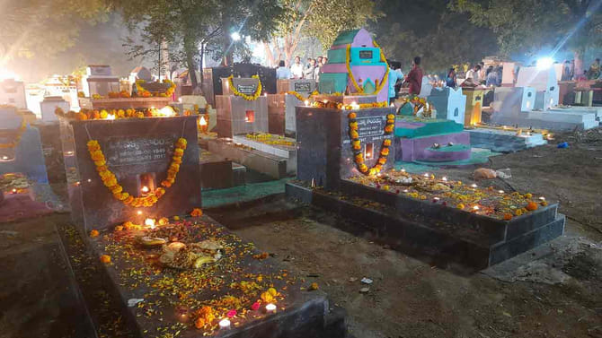 శ్మశానంలో సగం కాలిన శవం.. దాని పక్కనే వింత ఆకారాలు..