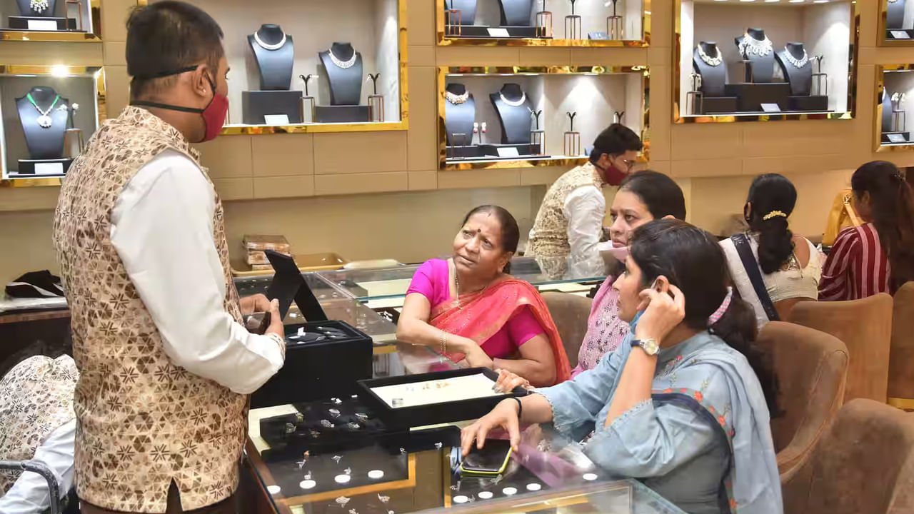 Hyderabad: బంగారం తాకట్టు పెడతామని షాప్కొచ్చిన ముగ్గురు మహిళలు.. ఆపై కాసేపటికే