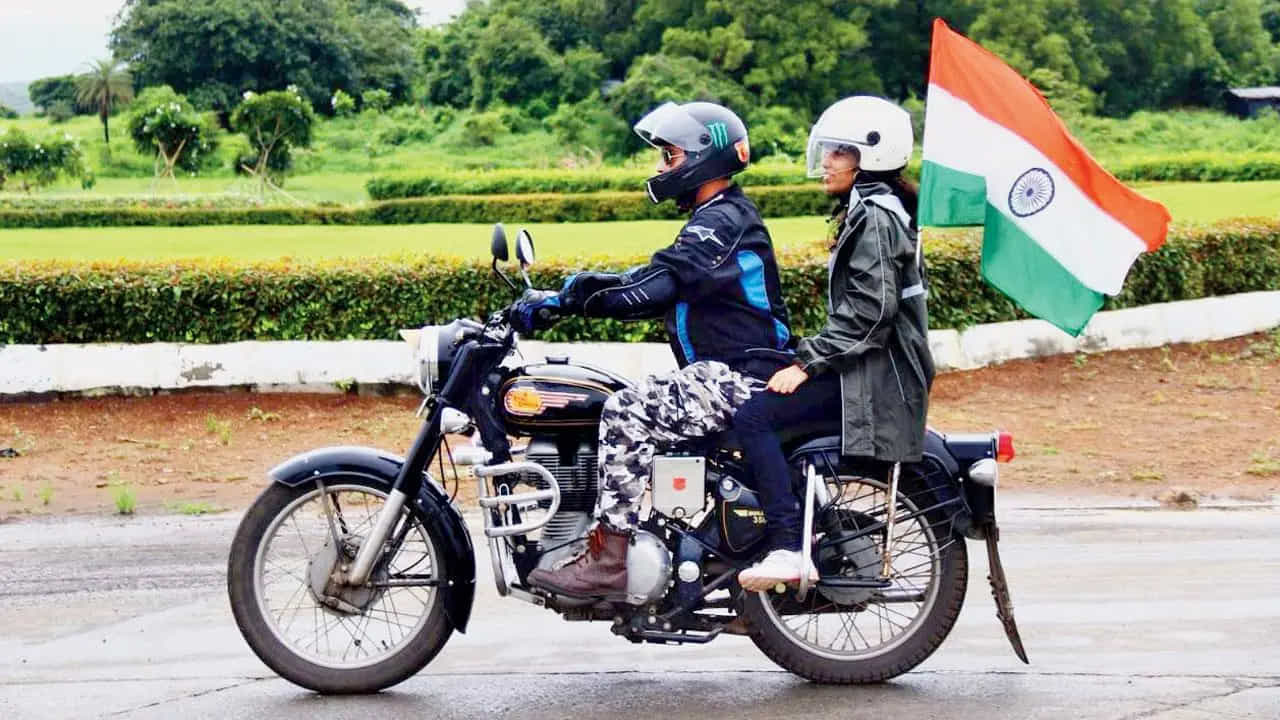   చాలా మంది బైక్ వెనక సీటు స్టైల్ కోసం అలా డిజైన్ చేశారని అనుకుంటారు. కానీ దానికి బ్యాలెన్స్, సేఫ్టీ లాంటి కారణాలు ఉన్నాయన్న విషయం చాలామందికి తెలియదు( పైన పేర్కొన్న అంశాలు కేవలం అవగాహన కోసం మాత్రమే అందించబడినవి.. వీటిని టీవీ9 దృవీకరించలేదు)