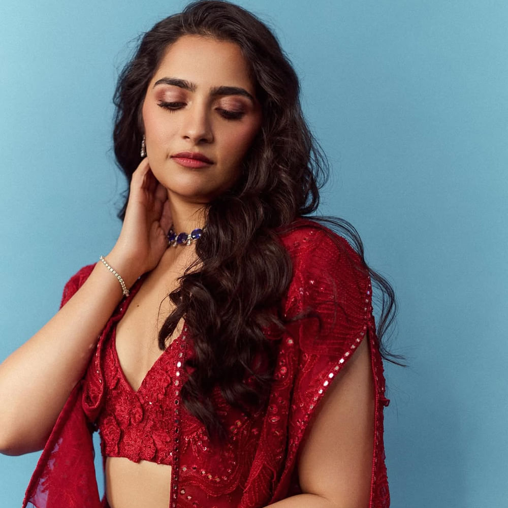 ఆమె మరెవరో కాదండి హీరోయిన్ రుక్మిణి వసంత్. ఇప్పుడు సౌత్ ఇండస్ట్రీలో అత్యధిక ఫాలోయింగ్ ఉన్న హీరోయిన్లలో ఆమె ఒకరు. సప్త సాగరాలు దాటి సినిమాతో హిట్ అందుకున్న ఆమె ఇప్పుడు కాంతారతో మరో విజయాన్ని అందుకుంది.