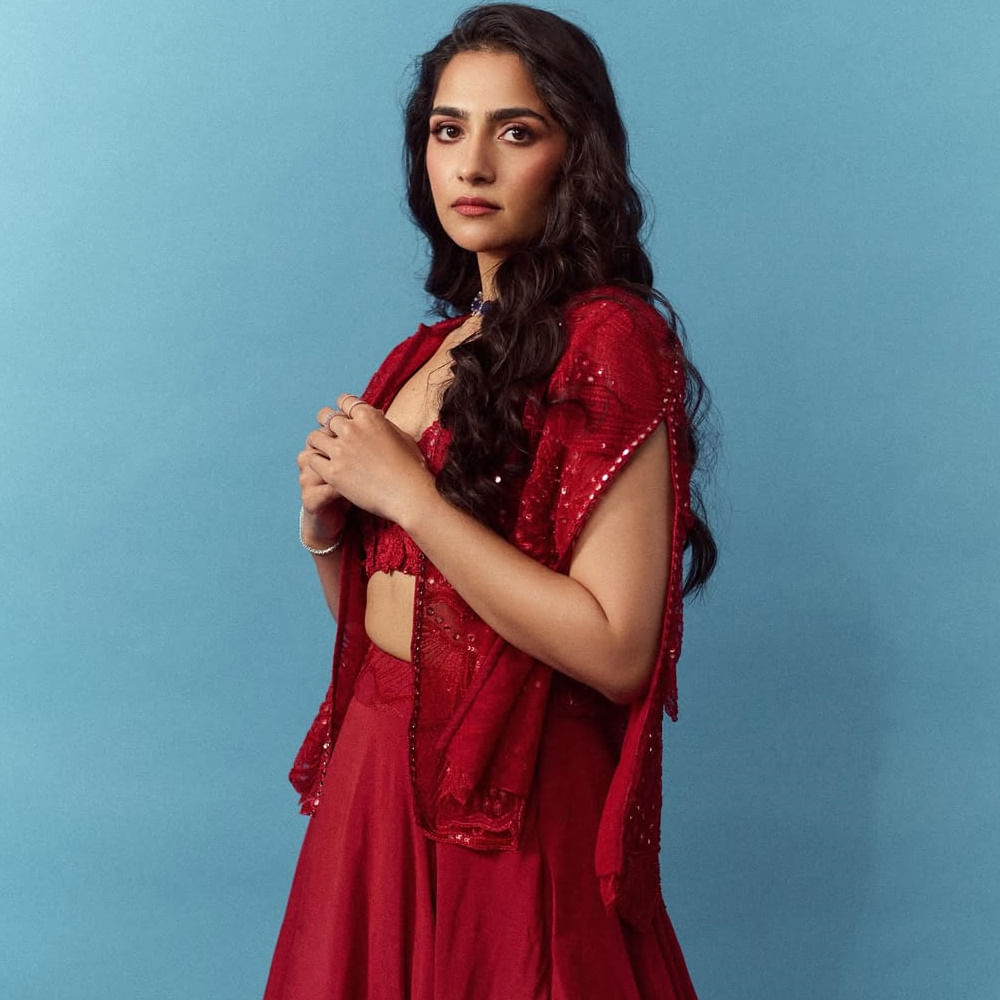 ఇటీవలే కన్నడ హీరో రిషబ్ శెట్టి తెరకెక్కించిన కాంతార చాప్టర్ 1 సినిమాతో పాన్ ఇండియా లెవల్లో భారీ విజయాన్ని అందుకుంది. ఈ సినిమాతో రుక్మిణి భారతదేశం అంతటా అభిమానుల దృష్టిని ఆకర్షించింది. యువరాణిగా ఆమె లుక్ సోషల్ మీడియాలో వైరల్ అయింది. త్రిషకు గట్టి పోటీ ఇచ్చే నటి ఆమె అని భావించారు.