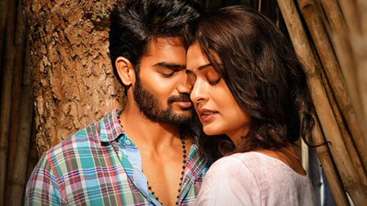 ఈ సినిమాలో రావు రమేశ్, రాంకీ, లక్ష్మణ్ మీసాల ప్రధాన పాత్రలలో నటించారు. ఇక ఈ చిత్రానికి చేతన్ భరద్వాజ్ అందించిన సంగీతం సైతం సూపర్ హిట్ అయ్యింది. ఈ సినిమాలోని పిల్లా రా పాట అయితే ఇప్పిటకీ అందరికీ ఫేవరెట్ సాంగ్. అయితే ఈ సినిమాను మిస్సైన హీరో ఎవరో తెలుసా.. ?