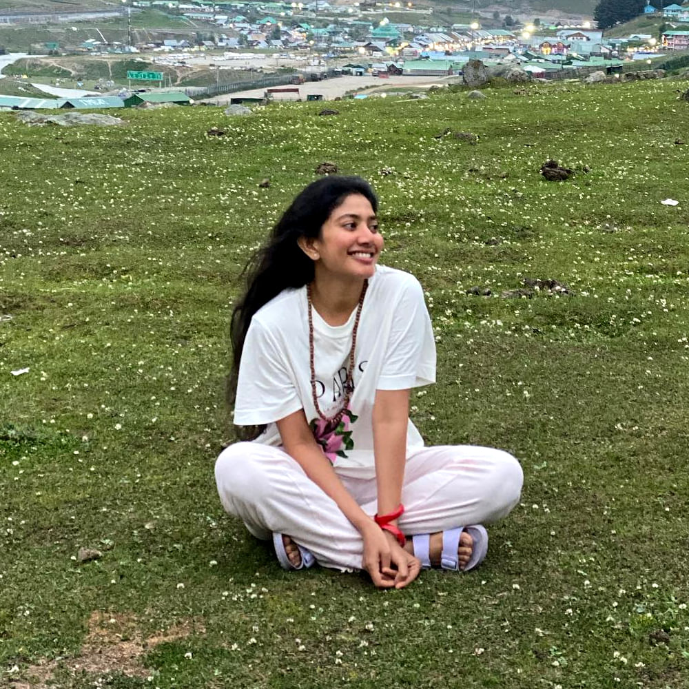 కానీ సాయి పల్లవి అలా కాదు.. ఎప్పుడూ సాంప్రదాయ దుస్తులతో అందరి దృష్టిని ఆకర్షిస్తుంది. ఇంతకీ సాయి ఎందుకు గ్లామర్ షో చేయదు.? షార్ట్ డ్రస్సులు ఎందుకు వేసుకోదు అని చాలా మంది మాట్లాడుకుంటుంటారు. గతంలో దీనిపై సాయి పల్లవి మాట్లాడింది. దీనికి కారణం కూడా చెప్పింది ఈ చిన్నది.