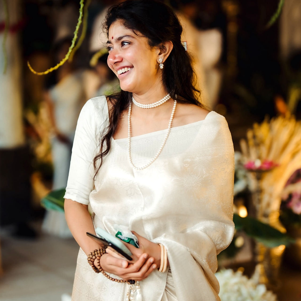 నేచురల్ బ్యూటీ సాయి పల్లవి క్రేజ్ గురించి ఆమె ఫ్యాన్ బేస్ గురించి ప్రత్యేకంగా చెప్పాల్సిన అవసరం లేదు. ఎన్నో సూపర్ హిట్ సినిమాల్లో నటించి మంచి క్రేజ్ సొంతం చేసుకుంది ఈ అమ్మడు. స్కిన్ షోకు దూరంగా ఉంటూ ప్రేక్షకుల మనసులను దోచేసింది ఈ ముద్దుగుమ్మ. ఇప్పుడున్న హీరోయిన్స్ అందరూ గ్లామర్ షోతో ఆకట్టుకుంటున్నారు..