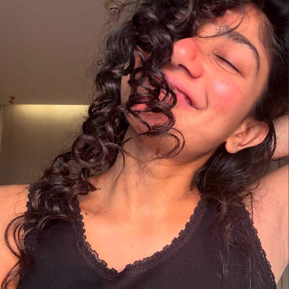 ఆ తర్వాత ఏ సినిమాలోనూ సాయి పల్లవి పిచ్చి పిచ్చి డ్రస్సులు వేసుకోవడం కానీ.. స్కిన్ షో చేయడం కానీ చేయలేదు. ఇందుకు గల కారణాన్ని చెప్పుకొచ్చింది ఈ బ్యూటీ. ఆమె మాట్లాడుతూ.. ‘నేను జార్జియాలో ప్రాక్టీస్ చేస్తున్నాను. అప్పుడు నేను టాంగో నేర్చుకున్నాను. 