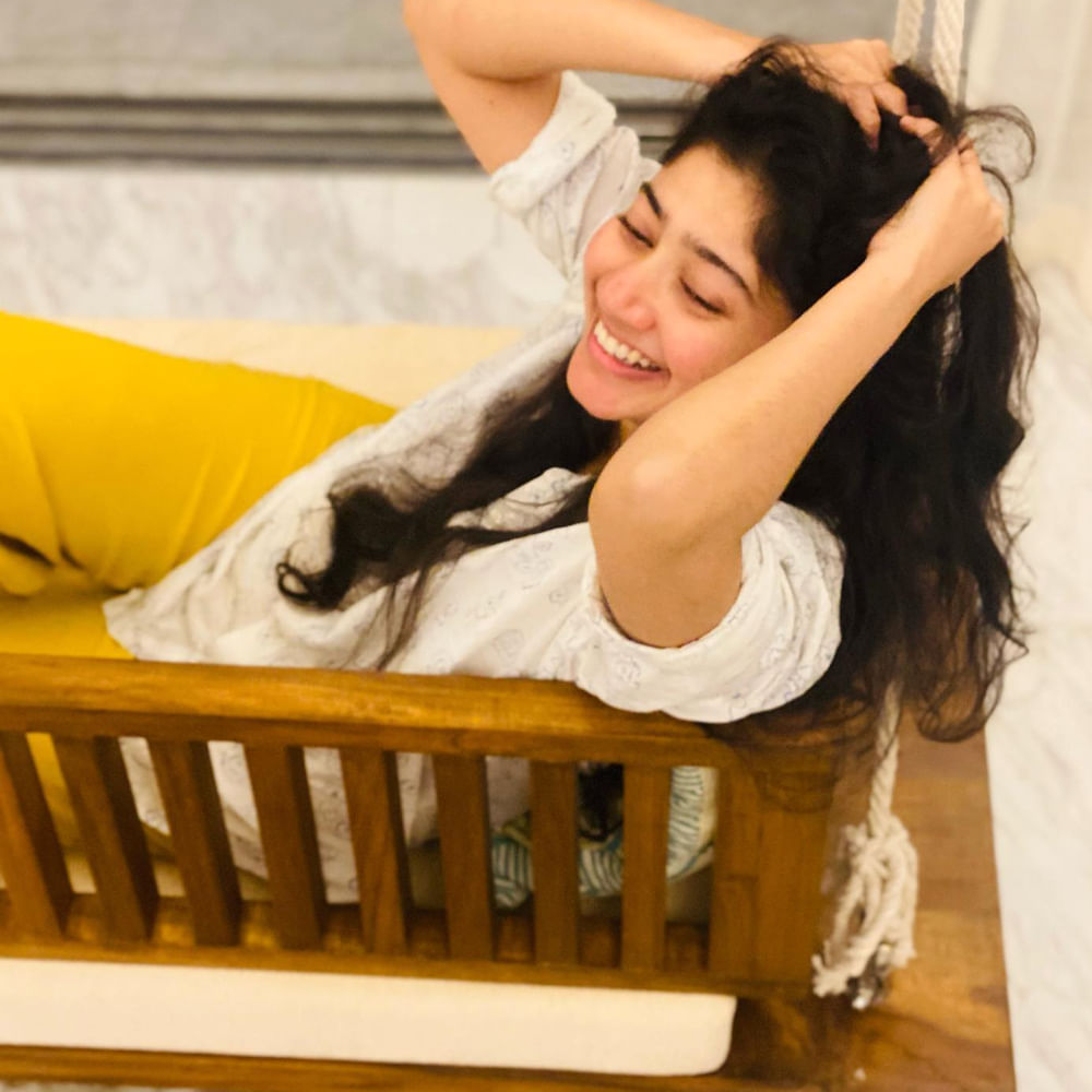 మలయాళ సూపర్ హిట్ చిత్రం ‘ప్రేమమ్’తో సాయి పల్లవి తన కలర్‌ఫుల్ కెరీర్‌ను ప్రారంభించింది. ఈ చిత్రంలో చీరకట్టుతో అందరి దృష్టిని ఆకర్షించింది.. ఆ తర్వాత ఈ అమ్మడికి చాలా ఆఫర్లు వచ్చాయి. తెలుగులో ఫిదా అనే సినిమాతో పరిచయం అయ్యింది. ఈ సినిమాలో తెలంగాణ అమ్మాయిగా కనిపించింది సాయి పల్లవి.