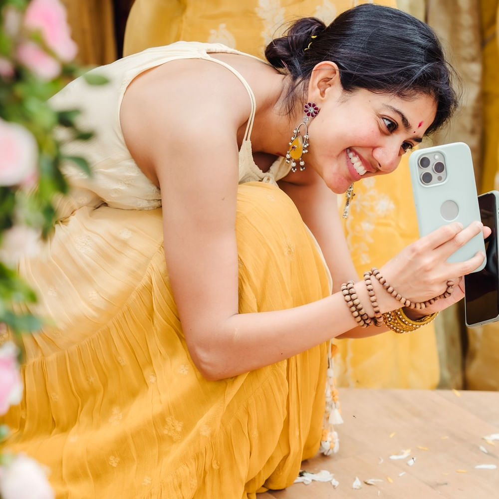 ఇందుకోసం నేను పొట్టి బట్టలు వేసుకోవాల్సి వచ్చింది. నేను నా తల్లిదండ్రుల నుంచి పర్మిషన్ తీసుకున్నాను. దీనికి వారు ఓకే చెప్పారు. ఆ తర్వాత నేను నటించిన ప్రేమమ్‌ విడుదలైంది. నా పాత్రకు ప్రశంసలు దక్కాయి. ఆ తర్వాత నా టాంగో డ్రెస్ వైరల్ అయింది. ఈ సమయంలో ప్రజలు నా దుస్తులపై కామెంట్స్ చేశారు. నేను చాలా అసౌకర్యంగా భావించాను,’ అని తెలిపింది.