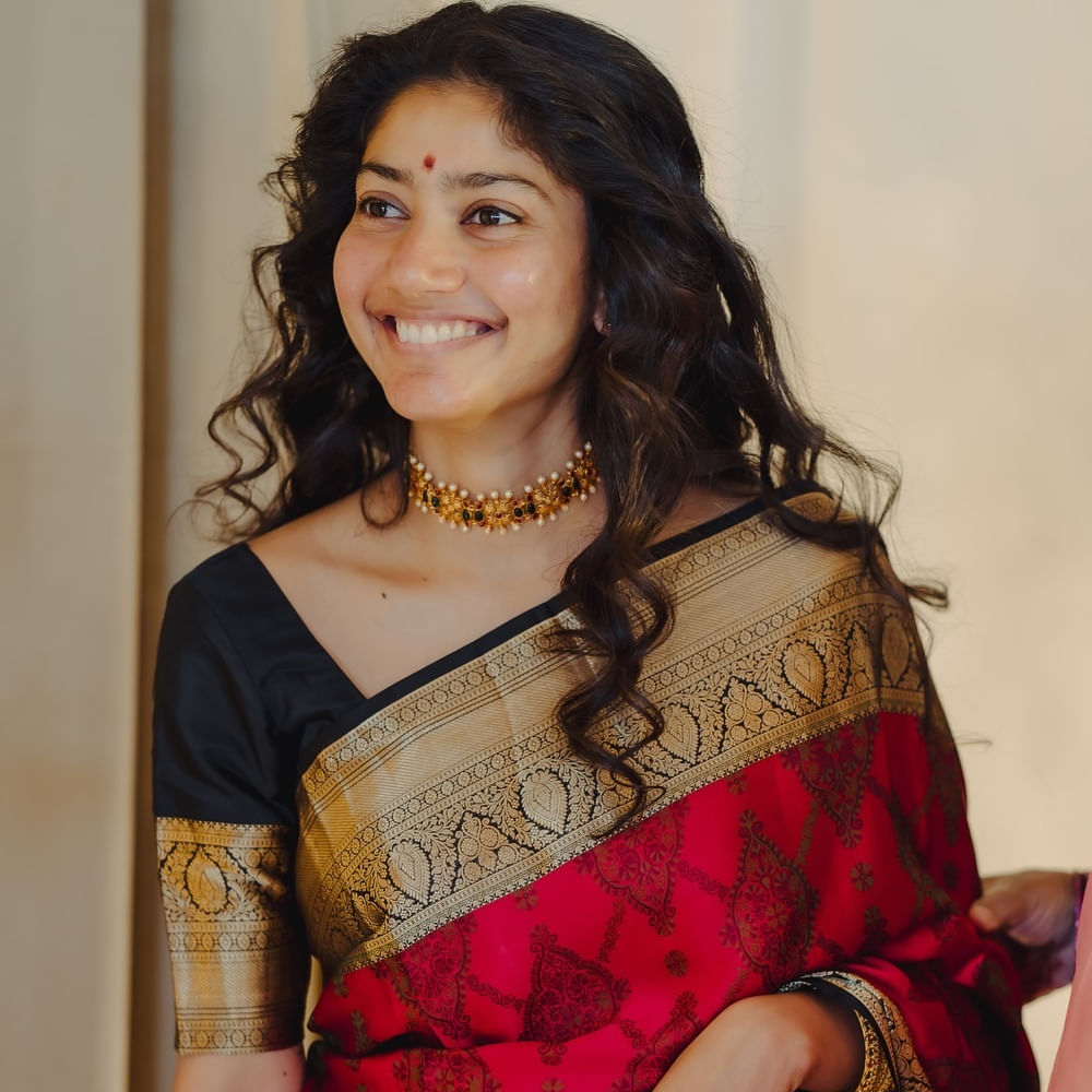 ఆ సంఘటన తర్వాత నేను సంప్రదాయంగా ఉండటానికే ఇష్టపడతాను. ఒక పని చేసి మాటలు అనిపించుకోవడం నాకు ఇష్టం లేదు. బట్టలను బట్టి మనిషిని అంచనా వేయడం సరికాదు. నేను వేసుకునే దుస్తులు నా వ్యక్తిత్వాన్ని చూపించవు’ తెలిపింది సాయి పల్లవి. కాగా ప్రస్తుతం సాయి పల్లవి  ‘రామాయణం’ హిందీ సినిమాలో సీత పాత్రలో నటిస్తోంది. 