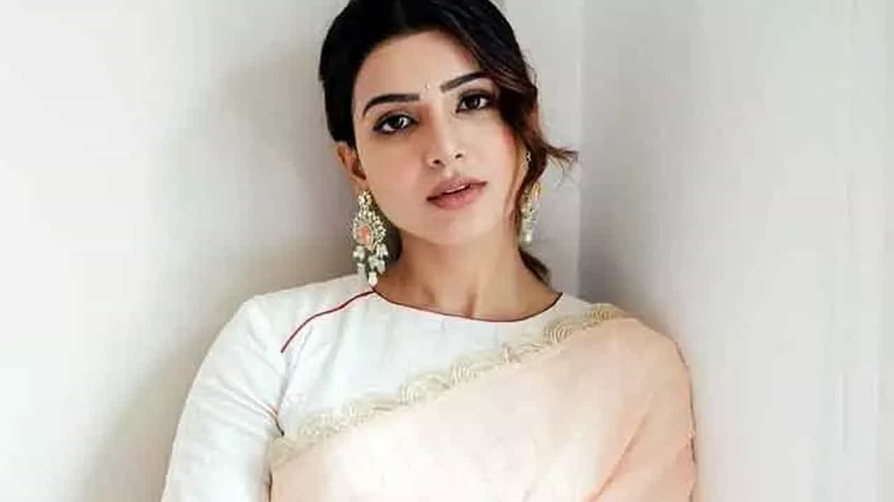 బ్యూటీ సమంత గురించి ఎంత చెప్పినా తక్కువే. అందం, అభినయం ఈ ముద్దుగుమ్మ సొంతం. ఈ బ్యూటీ తన క్యూట్ నెస్, అందం, నటనతో ఎంతో మంది మదిని దోచుకుంది. టాలీవుడ్లో వరసగా బ్లాక్ బస్టర్స్ అందుకొని సత్తా స్టార్ హీరోయిన్గా సత్తా చాటింది. కాగా, బ్యూటీ తన కెరీర్ మంచి ఫామ్లో ఉన్న సమయంలో కొన్ని సినిమాలు రిజక్ట్ చేసింది. దీంతో ఈబ్యూటీకి ఫ్లాప్స్ అనేవే లేకుండా పోయాయి. మరి ఈ ముద్దుగుమ్మ రిజక్ట్ చేసిన ఆ ఫ్లాప్ మూవీస్ ఏవో చూద్దాం పదండి.