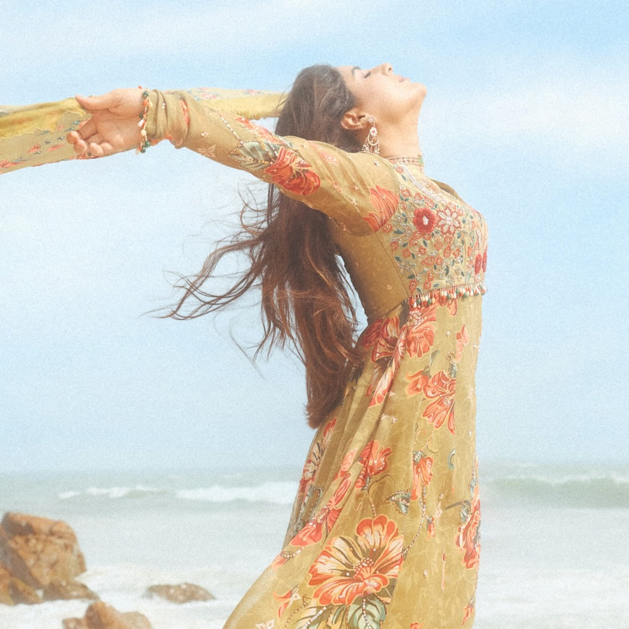 పైన ఫోటోలో కనిపిస్తున్న హీరోయిన్ ఎవరో గుర్తుపట్టారా.. ? దక్షిణాది సినీప్రియులకు ప్రత్యేకంగా పరిచయం అక్కర్లేని పేరు. తెలుగు, తమిళం, మలయాళం భాషలలో ఆమె నటించిన సినిమాలన్నీ సూపర్ హిట్ అయ్యాయి. అయినప్పటికీ ఈ బ్యూటీకి ఆశించిన స్థాయిలో అవకాశాలు మాత్రం రాలేదు. 