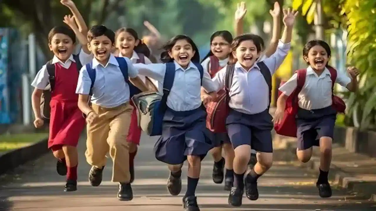 నేటితో నవంబర్ నెల ముగిసి పోనుంది.. రేపట్నుంచి డిసెంబర్ రానుంది. రాబోయే నెలలో స్కూల్ సెలవుల కోసం పిల్లలు ఎదురు చూస్తూ ఉంటారు. ఎందుకంటే డిసెంబర్ ఎండింగ్లో క్రిస్మస్, జనవరి మొదట్లో సంక్రాంతి వంటి పెద్ద పండుగలు వస్తున్నాయి. ఈ నేపథ్యంలో పిల్లలకు భారీగా సెలవులు రానున్నాయి.