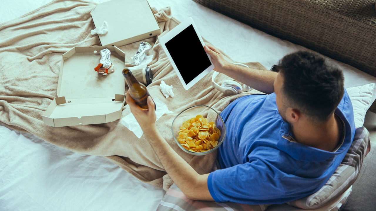 నిశ్చల జీవనశైలి: ప్రస్తుత కాలంలో చాలా మంది శారీరక శ్రమను మానేషారు. తక్కువ నడవడం, గంటల తరబడి కూర్చోవడం, వ్యాయామం చేయకపోవడం, ఇవన్నీ మధుమేహంతో పాటు అనేక ఇతర వ్యాధులను తెచ్చిపెడుతున్నాయి. దీని వల్ల ఉదర కొవ్వు (విసెరల్ ఫ్యాట్) నేరుగా ఇన్సులిన్ నిరోధకతను పెంచుతుంది, ఇది టైప్ 2 డయాబెటిస్‌కు దారితీస్తుంది. అందువల్ల, డయాబెటిస్ ప్రమాదాన్ని తగ్గించడానికి బరువు నిర్వహణ తప్పనిసరి అని సిఫార్సు చేయబడింది.