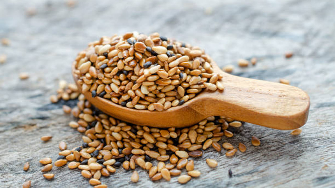 నువ్వుల్లో పోషకాలు దండిగా ఉంటాయి. నువ్వులలోని కాల్షియం ఎముకలు, దంతాలను బలంగా ఉంచడంలో సహాయపడతాయి. మోనోపాజ్‌ తర్వాత మహిళల్లో ఎదురయ్యే ఎముకల సమస్యలను నివారించడంలో ఇవి సహాయపడతాయి. నువ్వులు మహిళలకు ఎన్నో రకాలుగా ప్రయోజనకరంగా ఉంటాయి.