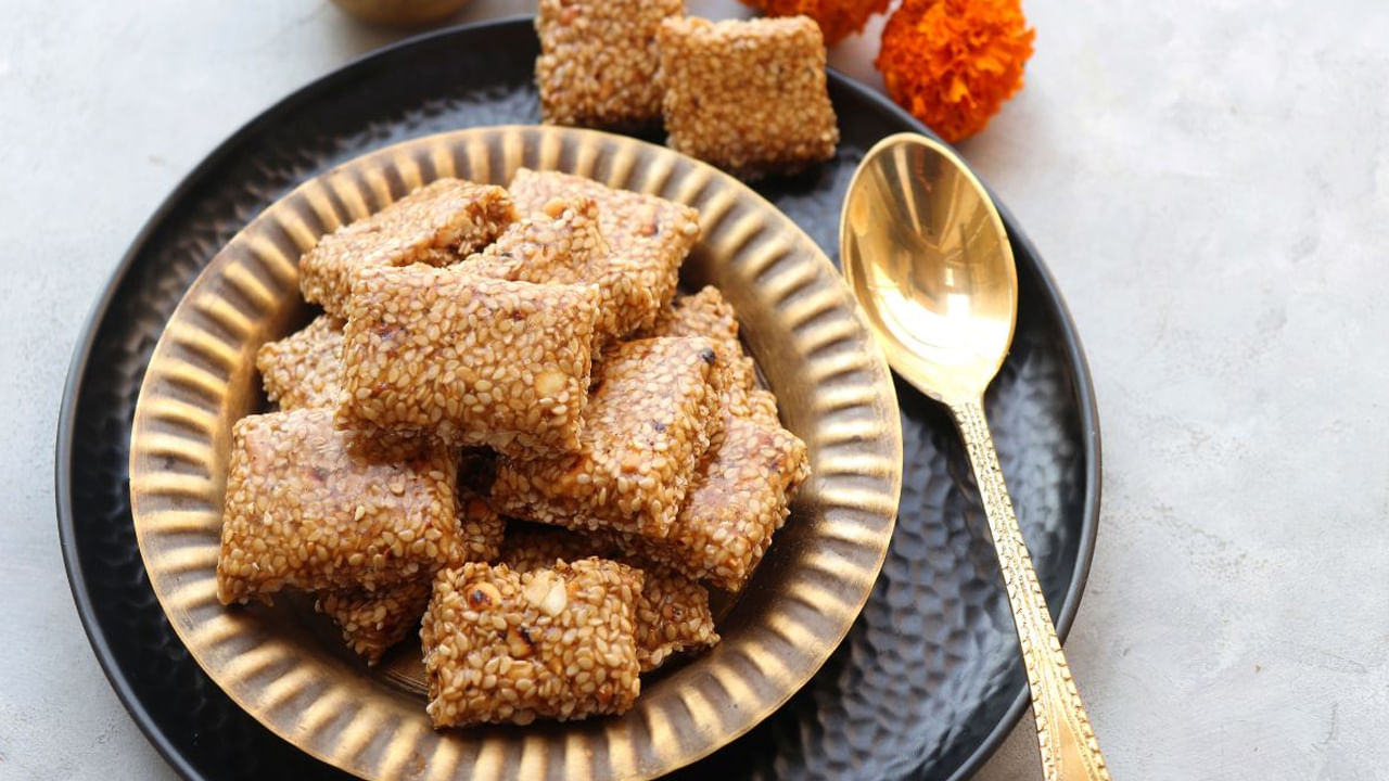 వేయించిన నువ్వులు.. బెల్లం కలిపి తింటే గుండె ఆరోగ్యం మెరుగుపడుతోంది. రక్తహీనత సమస్యతో ఇబ్బంది పడుతోన్న వారు.. ఐరన్ తక్కువగా ఉన్నవారు ఒక చెంచా వేయించిన నువ్వులు,బెల్లం కలిపి తింటే మంచిది. రోజుకు ఒక చెంచా నువ్వులు,బెల్లం కలిపి తింటే బరువు తగ్గుతారు.