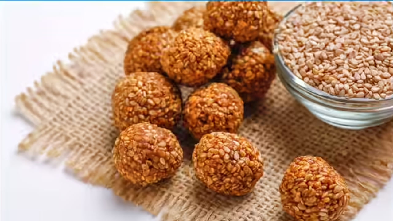 నువ్వులు,బెల్లం తింటే శరీరంలోని చెడు కొలెస్ట్రాల్ త్వరగా తగ్గిపోతుంది.ఇది సహజంగా చెడు కొలెస్ట్రాల్ను తగ్గించడంలో మీకు సహాయపడుతుంది. ప్రతిరోజు ఒకటి తీసుకోవడం వల్ల శరీరంలో ఐరన్, కాల్షియం లభిస్తుంది. చదువుకునే పిల్లలకు వీటిని పెడితే జ్ఞాపకశక్తి పెరుగుతుంది.