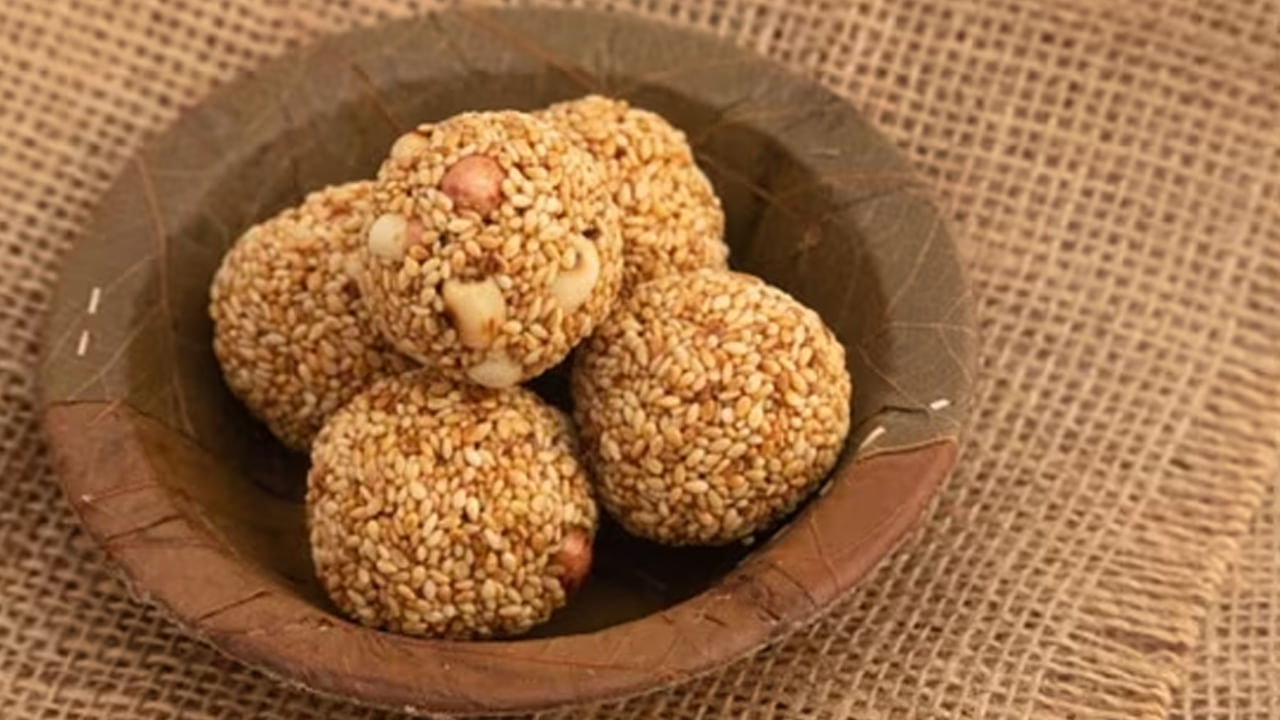 నువ్వులు కాల్షియం, మెగ్నీషియం, ఫైబర్, ప్రోటీన్లకు మంచి మూలం. అవి గుండె జబ్బులు, ఎముక వ్యాధి ఆస్టియోపోరోసిస్ ప్రమాదాన్ని తగ్గిస్తాయి. బెల్లం ఇనుముకు మంచి మూలం. ఇది రక్తహీనతకు సహాయపడుతుంది. జీర్ణక్రియకు సహాయపడుతుంది.