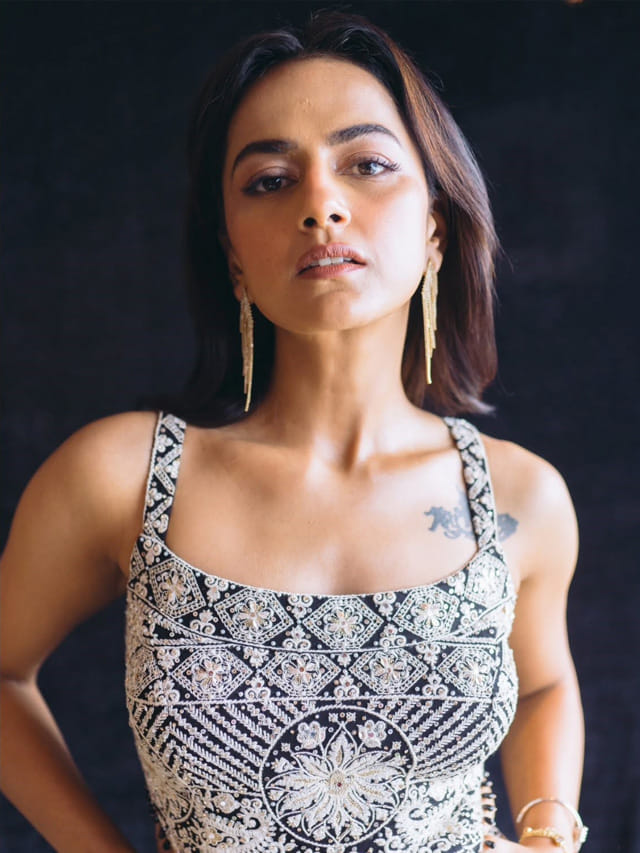 శ్రద్ధగా.. శ్రద్ధ శ్రీనాథ్ అందాల ఆరబోత.. కుర్రకారు గుండెల్లో బ్యాండ్ బాజా