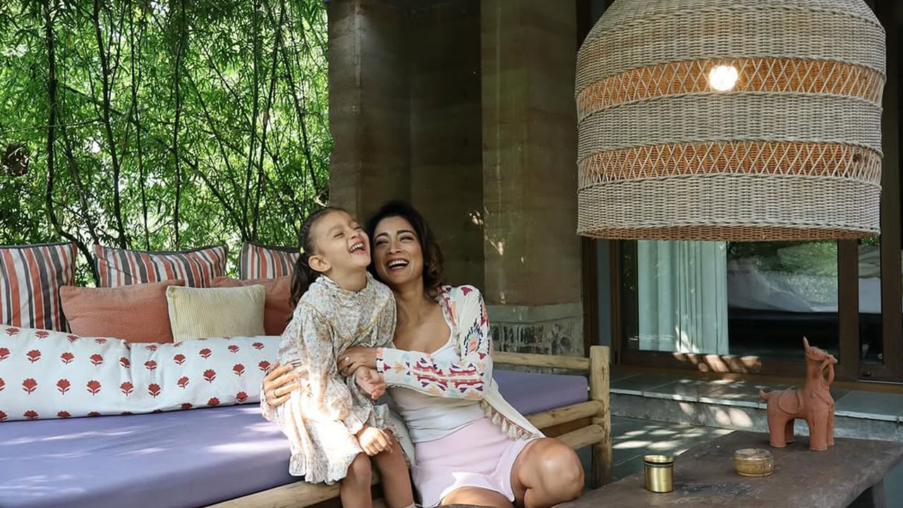 శ్రియా టాలీవుడ్లో ఒకప్పుడూ తన హవా చూపించింది. చిరంజీవి నుంచి నాగార్జున, బాలకృష్ణ, ఇలా అందరి సరసన నటించింది. ఎన్నో బ్లాక్ బస్టర్ మూవీస్ అందుకుంది. తర్వాత వివాహం చేసుకొని, ఓ పాపకు జన్మనిచ్చిన తర్వాత కొన్ని రోజుల పాటు ఇండస్ట్రీకి దూరమైంది.