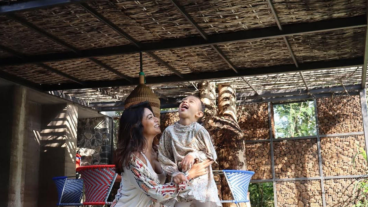 కరోనా తర్వాత పూర్తిగా ఫ్యామిలీకే టైమ్ కేటాయించిన ఈ చిన్నది, మళ్లీ సెకండ్ హిన్నింగ్స్ స్టార్ట్ చేసింది. యంగ్ హీరోలకు తల్లి పాత్రలు పోషిస్తూ, తన నటనతో మరోసారి అభిమానుల మనసు గెలుచుకుంటుంది. సెలక్టీవ్ పాత్రలను చేస్తూ, తన కంటూ ఓ స్పెషల్ ఇమేజ్ క్రియేట్ చేసుకుంటుంది.