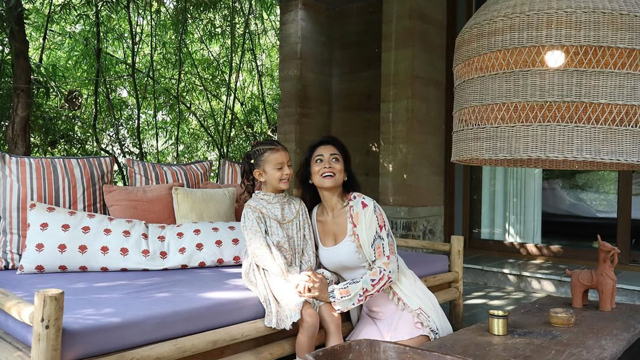 ఇక ఈ అమ్మడు సినిమాల కంటే తన ఫ్యామిలీకే ఎక్కువ సమయం కేటాయిస్తుంది. ముఖ్యంగా ఏ కాస్త సమయం దొరికినా తన కూతురో ఎంజాయ్ చేస్తూ ఉంటుంది. తాజాగా ఈ ముద్దుగుమ్మ తన ఇన్ స్టాలో తన కూతురుతో చిల్ అవుతున్న పొటోస్ షేర్ చేసింది.