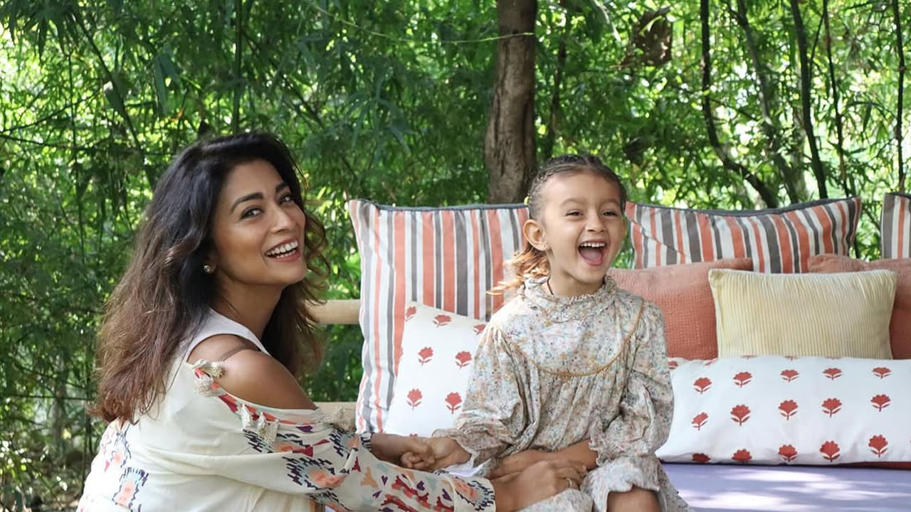 తాజాగా తన కూతురుతో వెకేషన్కి వెళ్లిన ఈ అమ్మడు తనతో ఆడుకుంటూ, చాలా సంతోషంగా ఉన్న ఫొటోలు షేర్ చేసింది, ఇవి అభిమానులను ఎంతగానో ఆకట్టుకుంటున్నాయి.