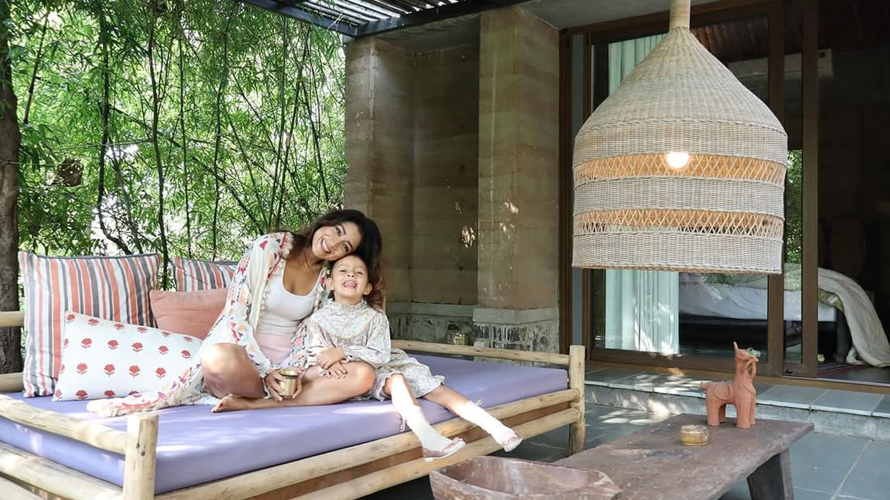 టాలీవుడ్ స్టార్ హీరోయిన్‌గా తనకంటూ మంచి గుర్తింపు తెచ్చుకున్న ముద్దుగుమ్మ శ్రియా శరన్ గురించి ప్రత్యేకంగా చెప్పాల్సిన పని లేదు. అందం, అభినయం ఈ బ్యూటీ సొంతం. తల్లి అయినా, ఇప్పటికీ తన గ్లామర్‌తో అందరి మనసులు దోచేస్తుంది ఈ అందాల ముద్దుగుమ్మ.