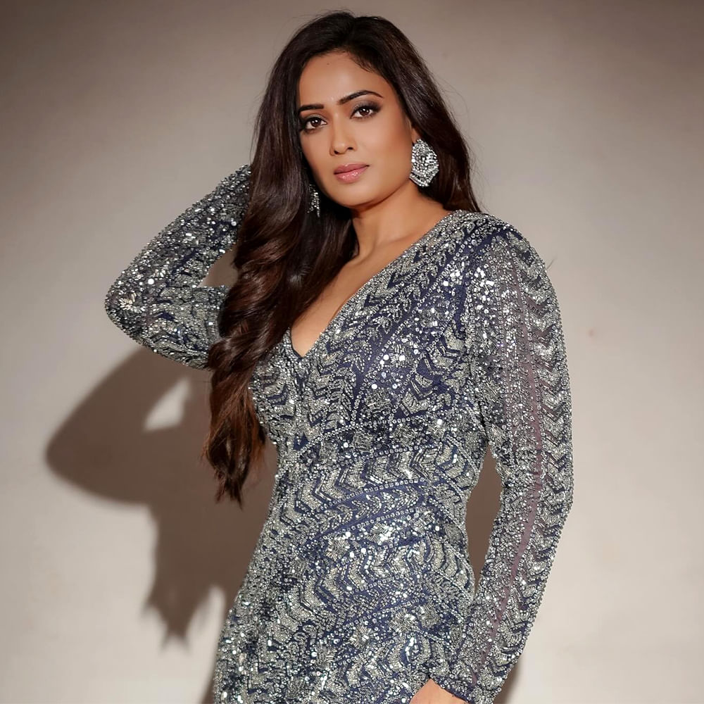 బాలీవుడ్ బ్యూటీ శ్వేతా తివారి. హిందీలో ఈ అమ్మడు చాలా ఫెమస్. 2000లో ‘ఆనే వాలా పల్’ సీరియల్ ద్వారా నటిగా పరిచయమైంది ఈ ముద్దుగుమ్మ. బాలీవుడ్ లో ఈ అమ్మడు సినిమాలు, సీరియల్స్ చేసి పాపులర్ అయ్యింది. కాగా ఈ అమ్మడి కి 18 ఏళ్లకే వివాహం జరిగింది. ఆతర్వాత 20 ఏళ్లకే బిడ్డకు జన్మినిచ్చింది. ఆతర్వాత భర్తతో విడిపోయింది. మరొక నటుడిని పెళ్లాడింది.