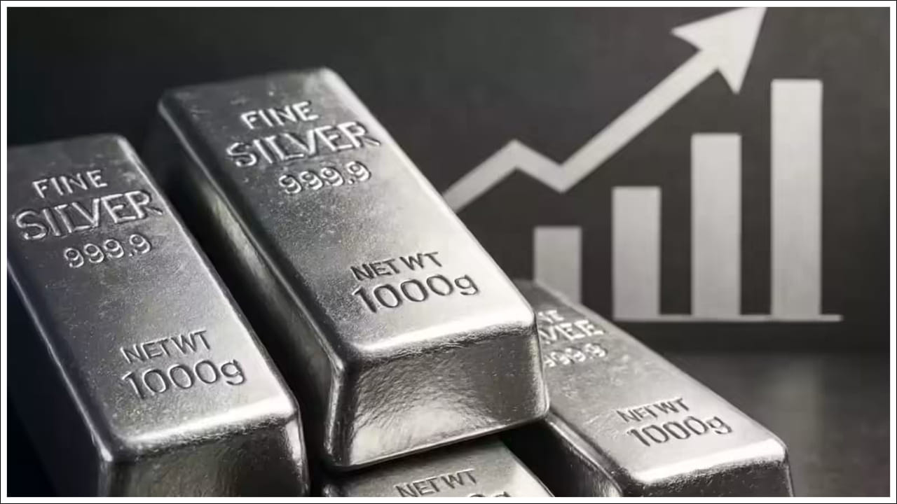  ఇక వెండి విషయానికొస్తే కిలో వెండిపై కూడా భారీగా పెరిగింది. దీనిపై 3 వేల వరకు ఎగబాకింది. ప్రస్తుతం కిలో వెండి ధర రూ.2,04000 వద్ద కొనసాగుతోంది. ఇక హైదరాబాద్‌, చెన్నై, కేరళలో మాత్రం ఇంకా భారీగా ఉంది. ఇక్కడ కిలో వెండి ధర రూ.2,15,000 వద్ద ఉంది.