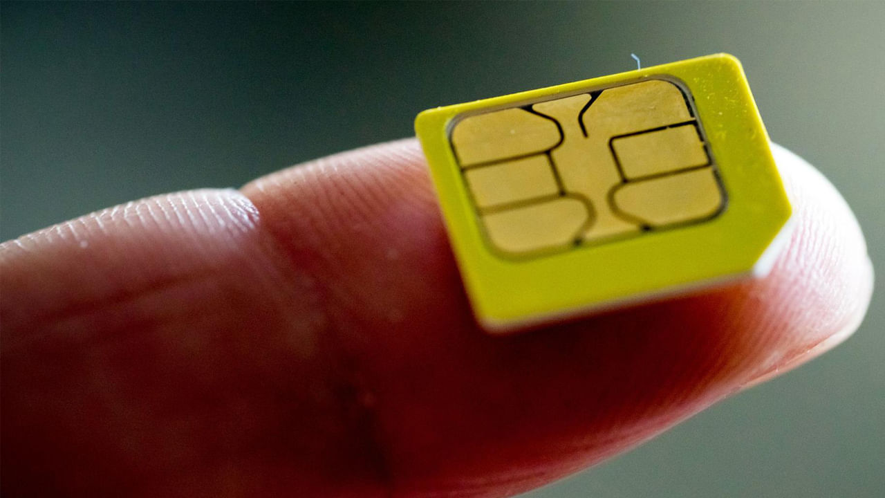 SIM Card: మీ పాత సిమ్ కార్డ్ వేరేవారికి ఇస్తున్నారా..? మీరు డేంజర్‌లో ఉన్నట్లే.. జైలుకు కూాడా వెళ్లే ఛాన్స్..