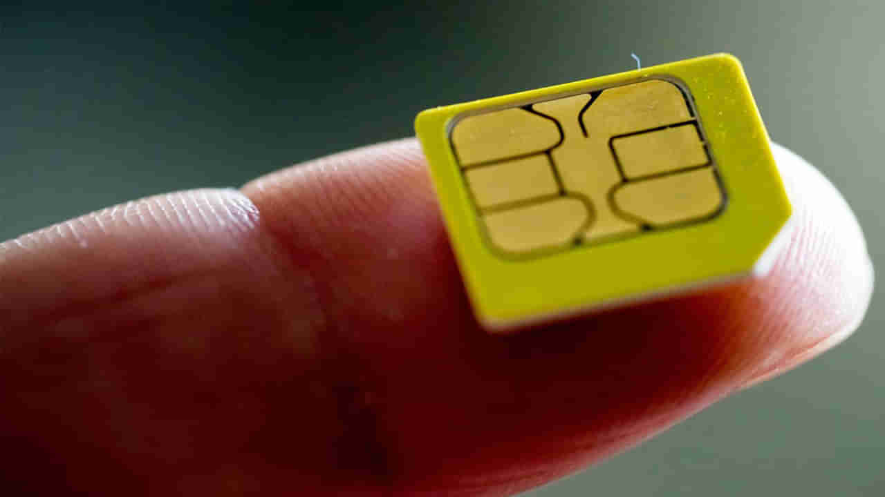 SIM Card: మీ పాత సిమ్ కార్డ్ వేరేవారికి ఇస్తున్నారా..? మీరు డేంజర్లో ఉన్నట్లే.. జైలుకు కూాడా వెళ్లే ఛాన్స్..