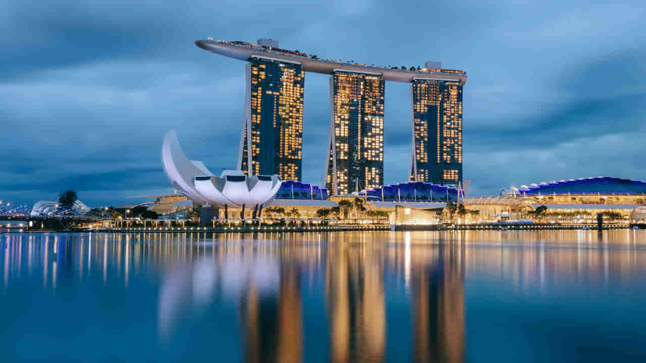 IRCTC Tour Package: సింగపూర్ వెళ్లాలనుకుంటున్నారా..? ఐఆర్సీటీసీ అద్భుత అవకాశం.. వివరాలు ఇవే