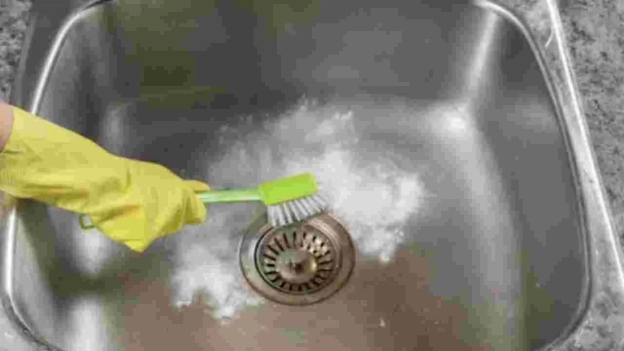 కిచెన్ సింక్ దుర్వాసనను వదిలించుకోవడానికి మీరు నిమ్మకాయ, ఉప్పు మిశ్రమాన్ని ఉపయోగించవచ్చు. ఇందుకోసం మీరు నిమ్మకాయను సగానికి కోసి, దానిపై ఉప్పు పోసి, సింక్‌ను బాగా స్క్రబ్ చేయండి. నిమ్మకాయలోని ఆమ్ల రసం, ఉప్పులోని కరుకుదనం కలిసి గ్రీజు, మరకలను తొలగించడంతో పాటు దుర్వాసనను కూడా దూరం చేస్తాయి. 