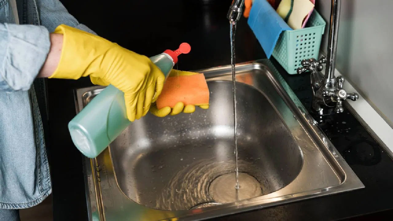 సింక్ ని క్రమం తప్పకుండా శుభ్రం చేయడం వల్ల కలిగే ప్రయోజనాలు: సింక్‌ను తరచూ శుభ్రం చేయడం ద్వారా దాని నుండి ఎటువంటి చెడు వాసన రాదు. అలాగే అది ఎల్లప్పుడూ శుభ్రంగా, కొత్తగా కనిపిస్తుంది. సింక్ డ్రెయిన్‌లో బాక్టీరియా పెరగదు. వంటగది వాతావరణం శుభ్రంగా, తాజాగా ఉంటుంది. ఖరీదైన శుభ్రపరిచే ఉత్పత్తుల కోసం డబ్బు ఖర్చు చేయవలసిన అవసరం లేదు.