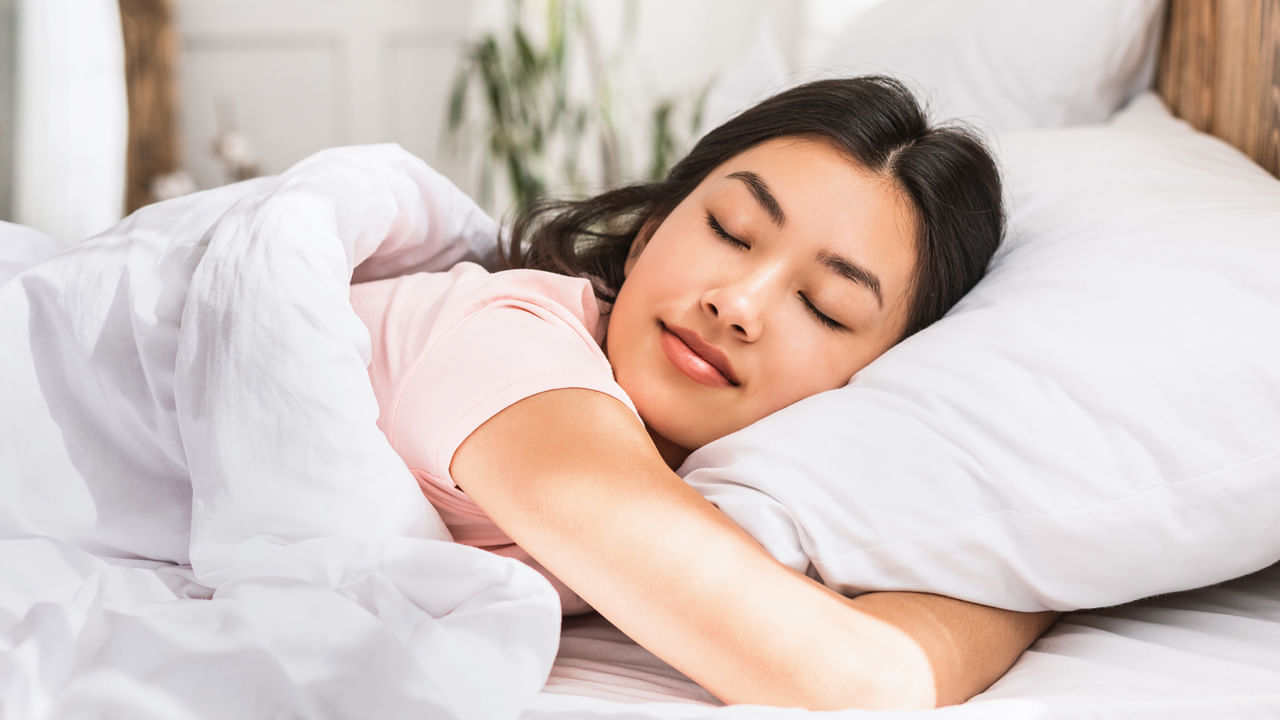 శరీరానికి అవసరమైన నిద్ర లేకపోవడం మెదడు కణాలపై ప్రతికూల ప్రభావాన్ని చూపుతుంది. క్రమంగా జ్ఞాపకశక్తి బలహీనపడటం ప్రారంభమవుతుంది. ఆలోచించే, అర్థం చేసుకునే సామర్థ్యం కూడా క్షీణించడం ప్రారంభమవుతుంది. మానసిక ఆరోగ్యం కూడా క్షీణిస్తుంది.