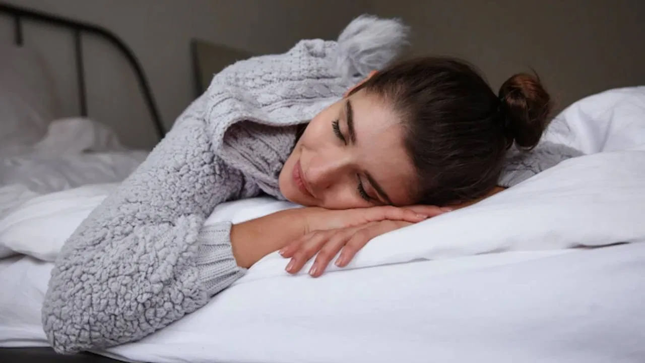 రాత్రి నిద్రించేటప్పుడు స్వెటర్ వేసుకుంటే వెచ్చగా ఉంటుంది. కానీ మీరు ఎంచుకునే స్వెటర్ నాణ్యత,  పరిశుభ్రత చాలా ముఖ్యం. చాలా బిగుతుగా ఉండే స్వెటర్లు శరీరంపై ఒత్తిడిని కలిగిస్తాయి. రక్త ప్రసరణకు ఆటంకం కలిగించి నిద్రకు అంతరాయం కలిగిస్తాయి. అందుకే వదులుగా, సౌకర్యవంతమైన స్వెటర్‌ను మాత్రమే ఉపయోగించాలి.