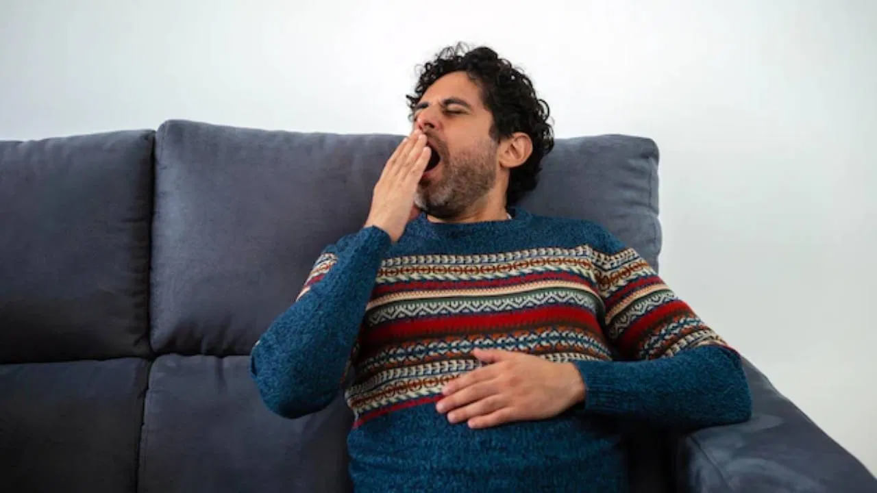 పరిశుభ్రత: పడుకునే ముందు ఎల్లప్పుడూ శుభ్రమైన సాక్స్‌లను ధరించండి. మురికి సాక్స్ ధరించడం వల్ల చర్మ ఇన్ఫెక్షన్లు, పాదాల దుర్వాసన సమస్యలు వచ్చే ప్రమాదం ఉంది. ఆరోగ్య నిపుణుల సలహా ప్రకారం, వాతావరణం, వ్యక్తిగత సౌకర్యాన్ని బట్టి దుస్తులు ఎంచుకోవాలి. వేసవిలో ఉన్ని దుస్తులను పూర్తిగా నివారించాలి.
