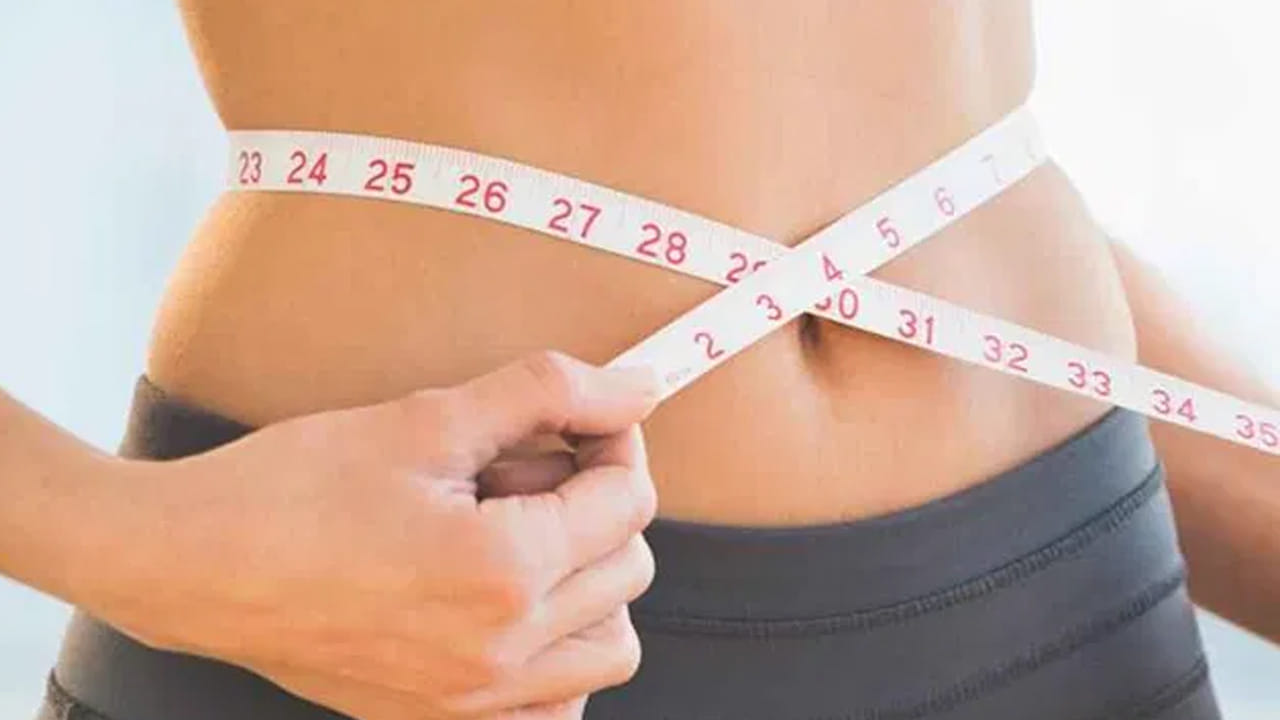 చాలా మంది భోజనం మానేయడం, డైటింగ్ వంటివి చేస్తే ఈజీగా బరువు తగ్గొచ్చు అనుకుంటారు. కానీ మనం తీసుకునే ఫుడ్, లైఫ్ స్టైల్ మార్పుల ద్వారా సులభంగా బరువు తగ్గవచ్చు అంటున్నారు నిపుణులు చెబుతున్నారు. మీరు బరువు తగ్గాలనుకుంటే రాత్రి 7 గంటలలోపు తినడం అలవాటు చేసుకోవాలని చెబుతున్నారు.