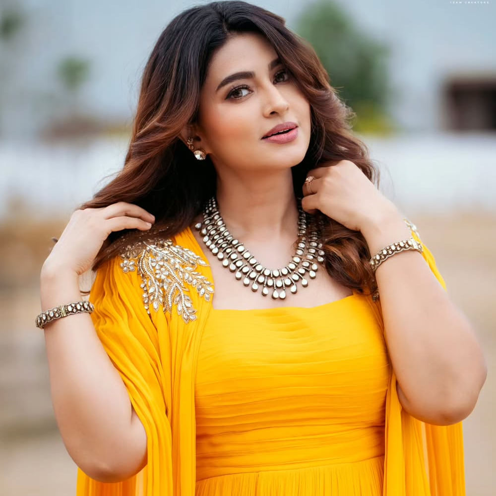  తెలుగు, తమిళం, మలయాళం, కన్నడ చిత్రాలలో నటించి జనాలకు దగ్గరైన స్నేహ.. అందం, అభినయంతో ఇండస్ట్రీలో తనకంటూ ప్రత్యేక ఇమేజ్ సొంతం చేసుకుంది. తమిళ్ హీరో ప్రసన్న కుమార్ ను ప్రేమించి పెళ్లి చేసుకుంది. స్నేహకు ఒక కొడుకు, ఒక కూతురు ఉన్నారు. 