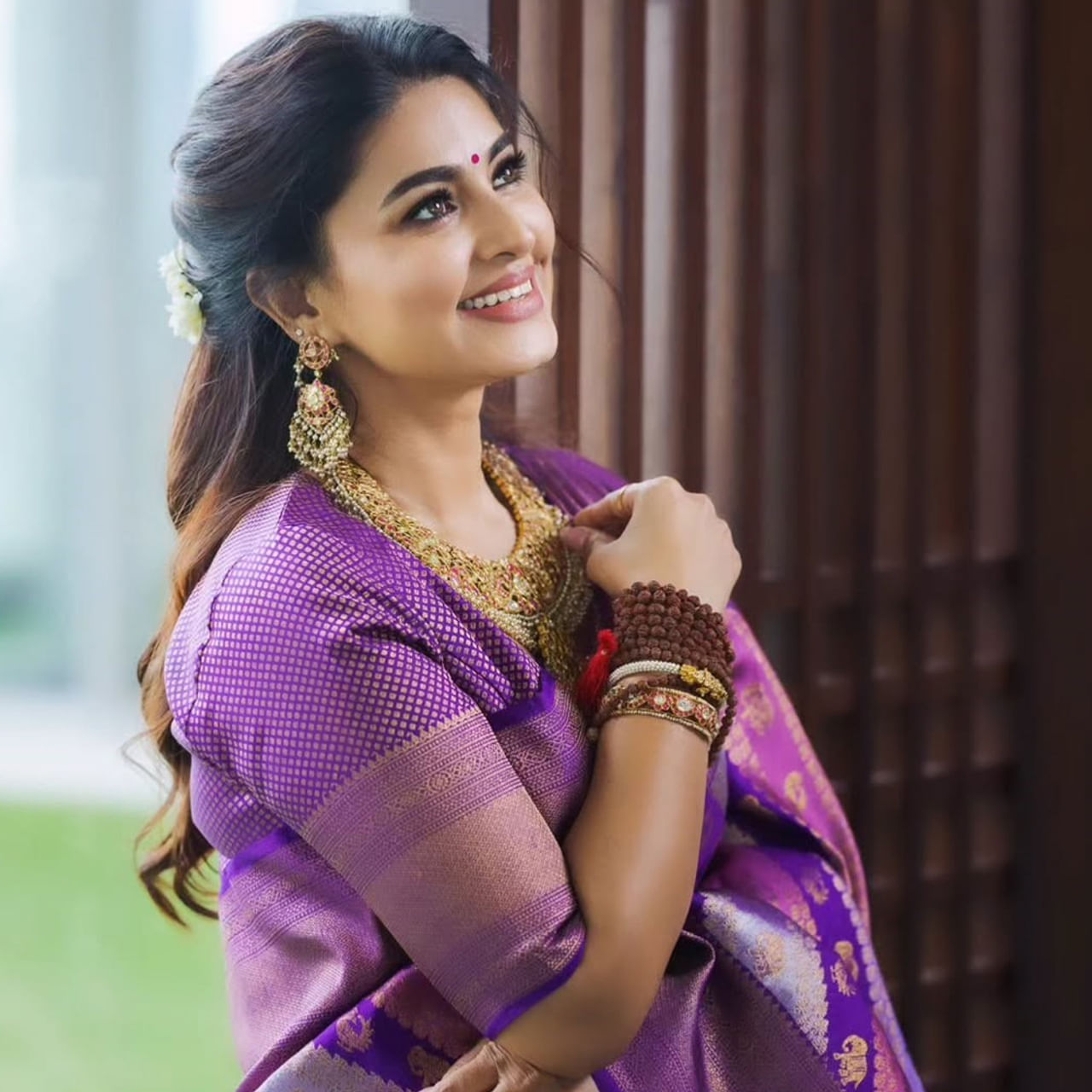 తెలుగు సినీప్రియులకు ప్రత్యేకంగా పరిచయం అక్కర్లేని పేరు స్నేహ. తొలివలపు సినిమాతో తెలుగు తెరకు కథానాయికగా పరిచయమైన ఈ అమ్మడు..నాగార్జున, వెంకటేశ్, శ్రీకాంత్ వంటి స్టార్ హీరోలతో అనేక బ్లాక్ బస్టర్ హిట్స్ చేసింది. తక్కువ సమయంలోనే తనకంటూ మంచి గుర్తింపు తెచ్చుకుంది.