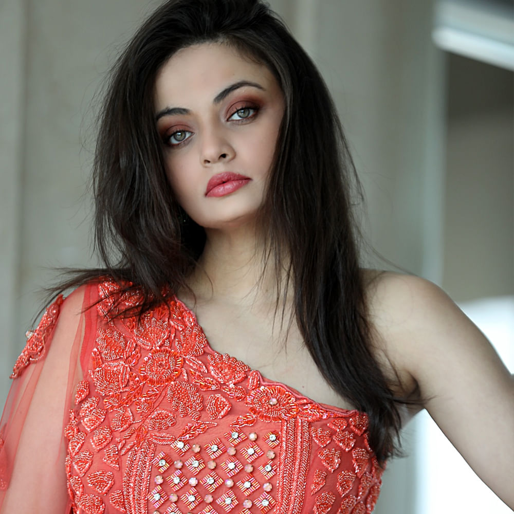 పై ఫొటోలో ఉన్న ముద్దుగుమ్మ ఎవరో కాదు.. జూనియర్ ఐశ్వర్య రాయ్ గా క్రేజ్ తెచ్చుకున్న స్నేహాఉల్లాల్. 2007లో ఉల్లాసంగా ఉత్సాహంగా సినిమాతో టాలీవుడ్ లోకి అడుగు పెట్టిందీ అందాల తార. ఫస్ట్ మూవీతోనే అందం, అభినయంతో మెప్పించింది. ముఖ్యంగా యూత్ లో మంచి క్రేజ్ సొంతం చేసుకుంది. ముఖ్యంగా తన నీలికళ్లతో ఐశ్వర్యను గుర్తు చేస్తూ కుర్రకారును ఆగం చేసింది.