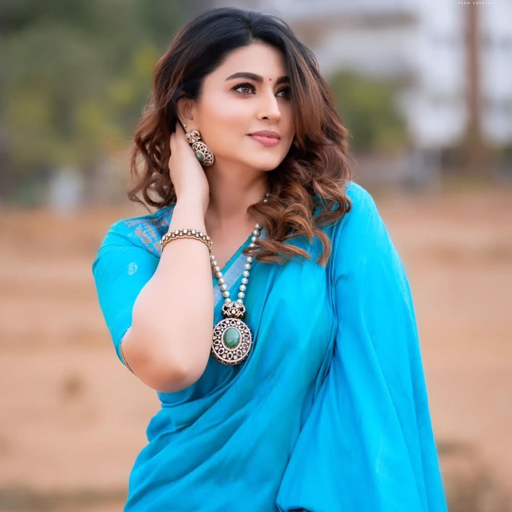  కొన్నాళ్లుగా సినిమాలకు దూరంగా ఉంటున్న స్నేహ.. ఇప్పుడు చీరల వ్యాపారంలో బిజీగా ఉంటుంది. చెన్నైలో స్నేహాలయం పేరుతో షాపింగ్ మాల్ ఓపెన్ చేసిన సంగతి తెలిసిందే. నివేదికల ప్రకారం స్నేహ ఆస్తులు రూ.45 కోట్ల వరకు ఉన్నట్లు సమాచారం. 