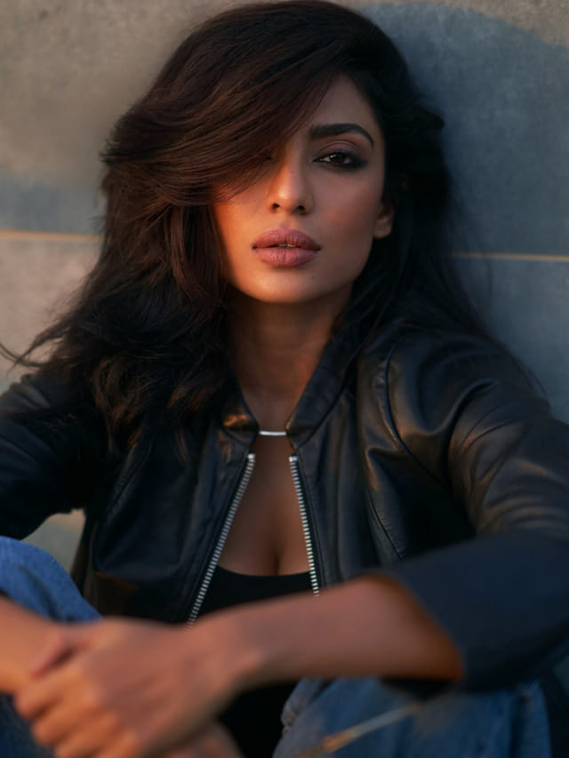 చూపు తిప్పనివ్వని అందాలతో దుమ్ములేపిన శోభిత ధూళిపాళ